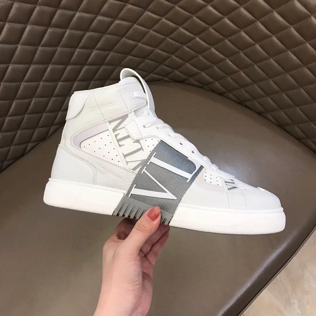 p480 "VALETINO**" new high-top 🆕 calfskin lace-up sneakers. No man should be able to refuse these shoes. The classic color scheme is so handsome! Purchase a high-precision replica of the original version to instantly sell off the market currency! 6 VLTN logo rubber effect straps - Valentino Garavani Logo printed on the back and tongue, all materials are customized to ensure quality! Size: 38-44